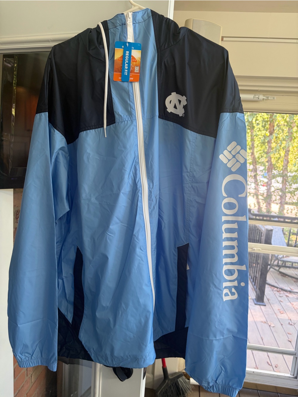 Columbia North Carolina Tar Heels Flash Challenger II Windbreaker Jacket in XXL